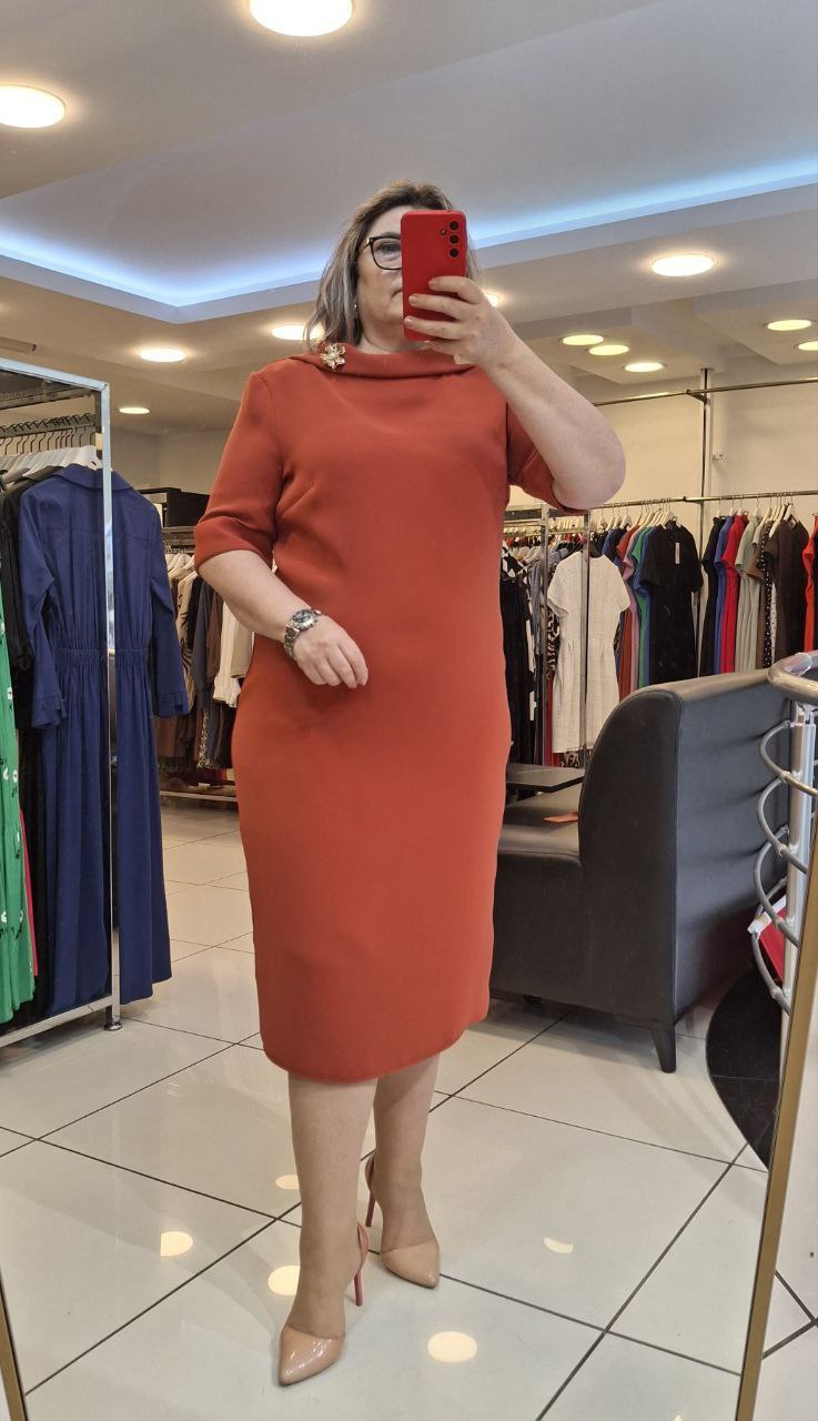🧡 Robe Épaule Brochée – Élégance Structurée et Chaleur Moderne - RFT