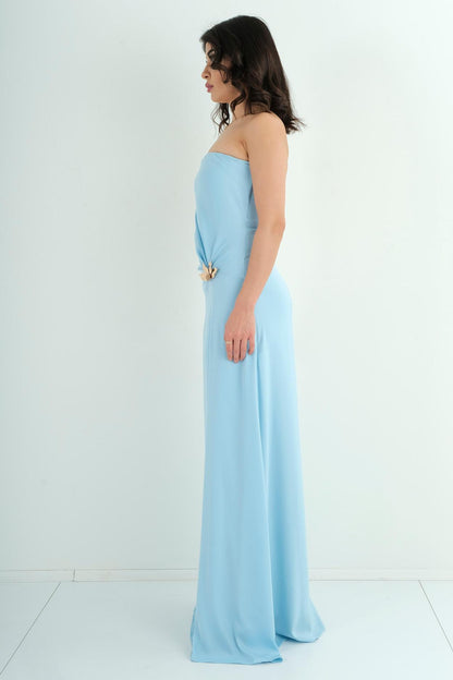 Robe longue moulante cape tulle bijoux épaules bleu ciel - vue de côté