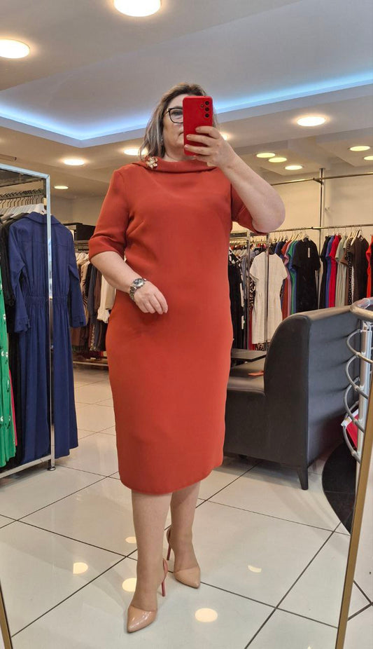 🧡 Robe Épaule Brochée – Élégance Structurée et Chaleur Moderne - RFT