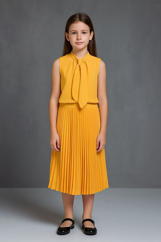Robe jaune sans manches à jupe plissée et nœud au col REFT