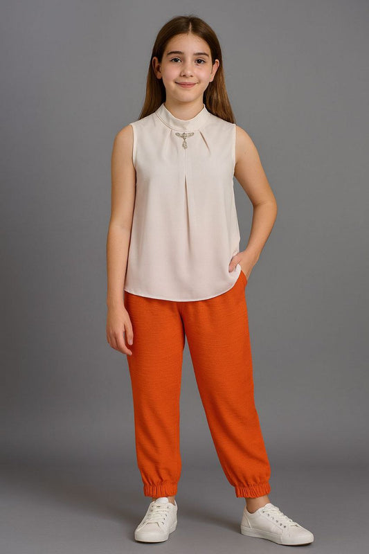 Blouse beige sans manches + pantalon jogger orange + baskets blanches - EVFET