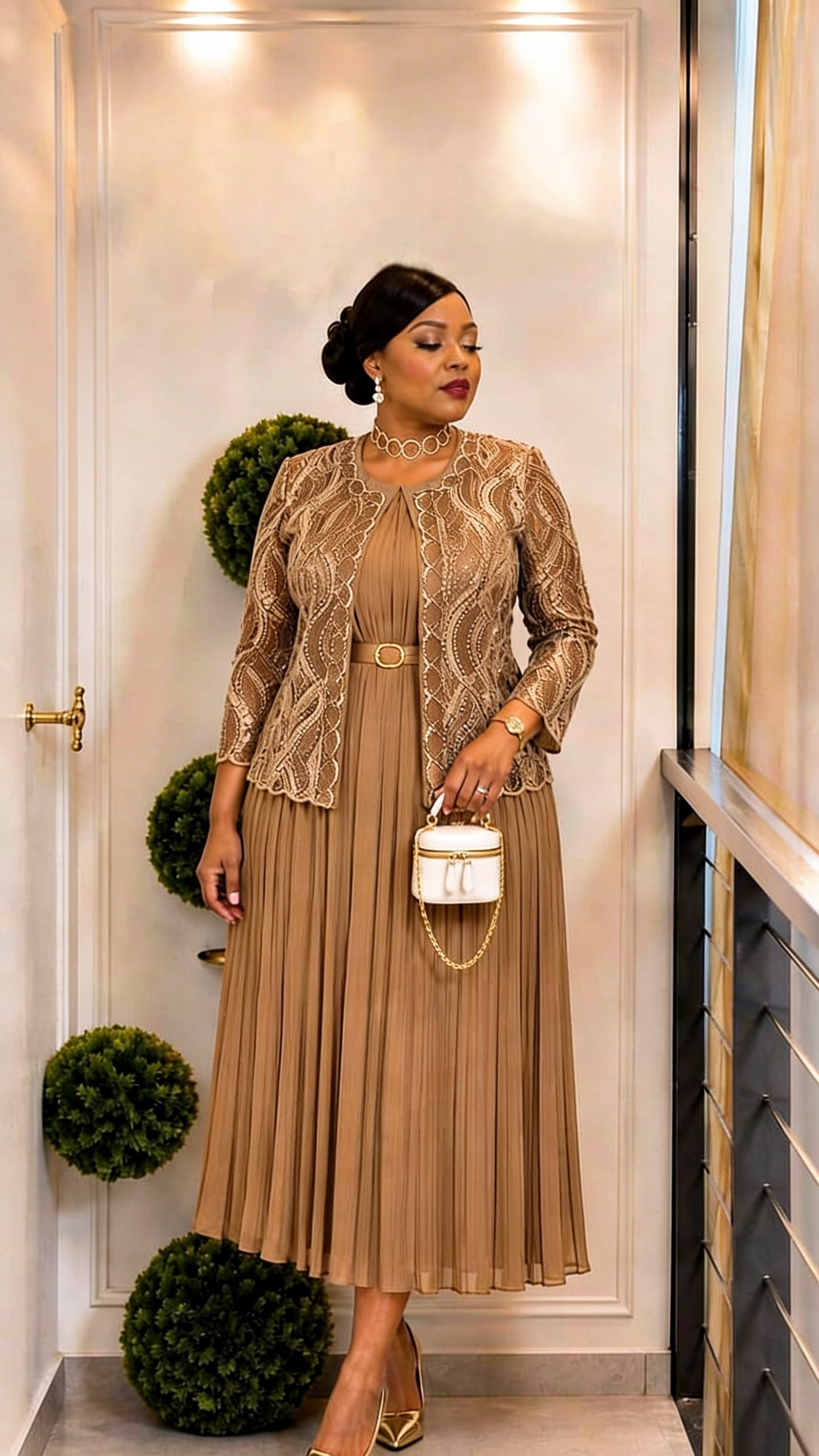 Ensemble Veste Dentelle Robe Plissée Ceinture Dorée - Camel/Doré