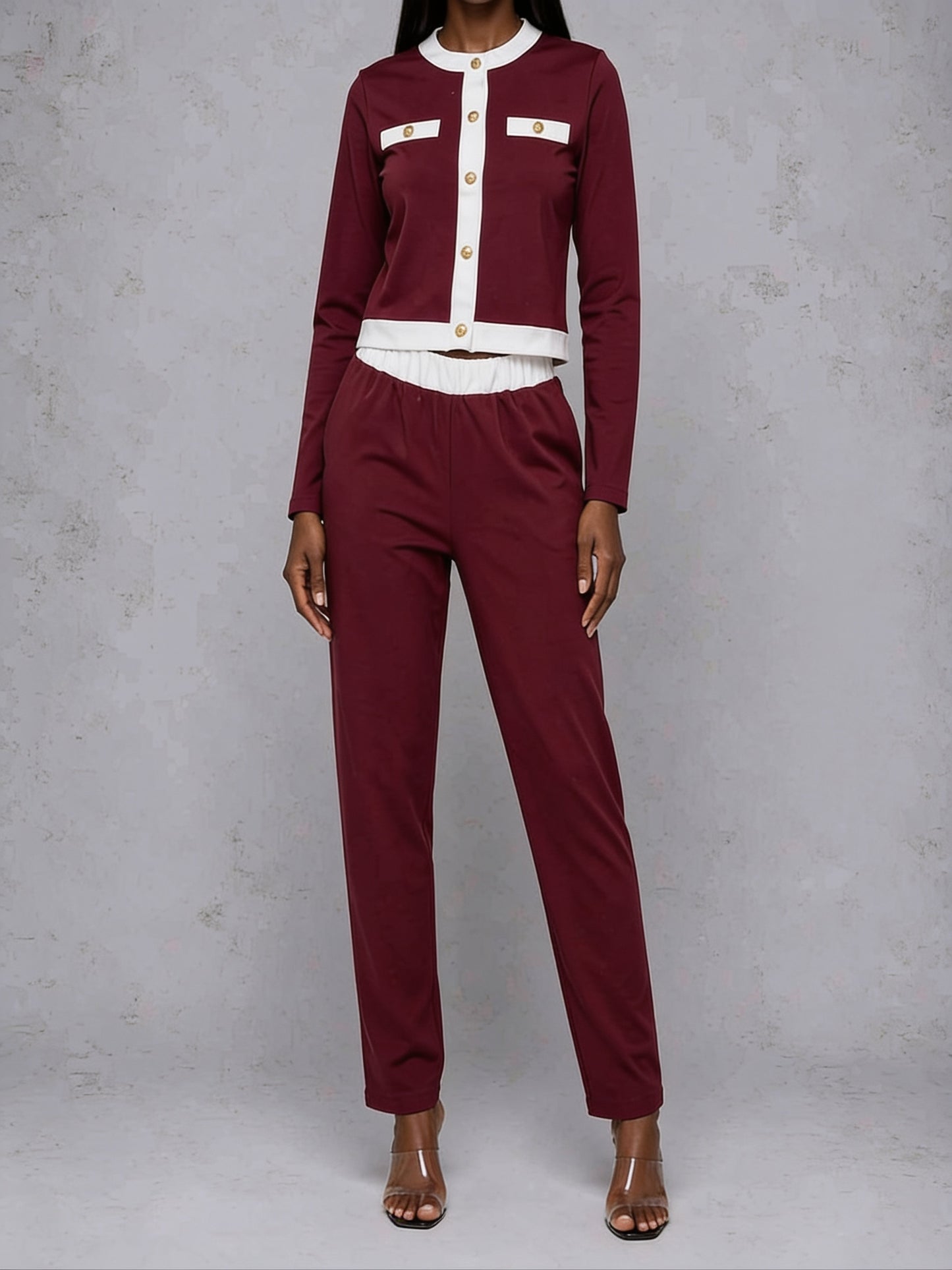 Ensemble Tailleur Veste Courte Col Rond Liseré Blanc Boutons Dorés - Bordeaux