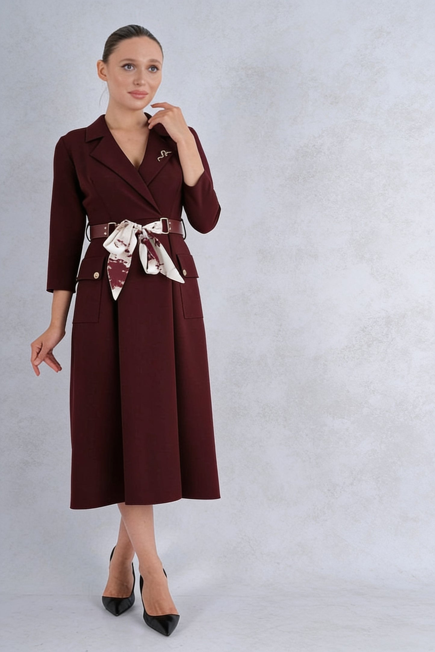 Robe midi blazer croisé col revers manches 3/4 ceinture cuir foulard soie broche - Bordeaux