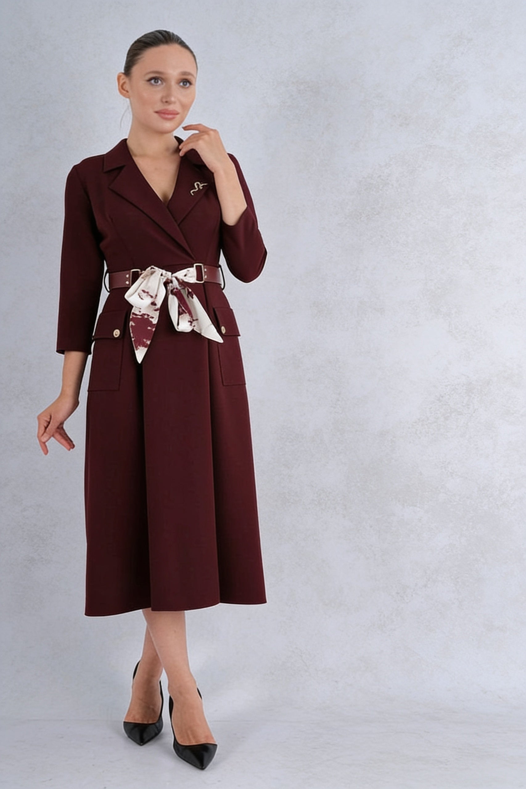 Robe midi blazer croisé col revers manches 3/4 ceinture cuir foulard soie broche - Bordeaux