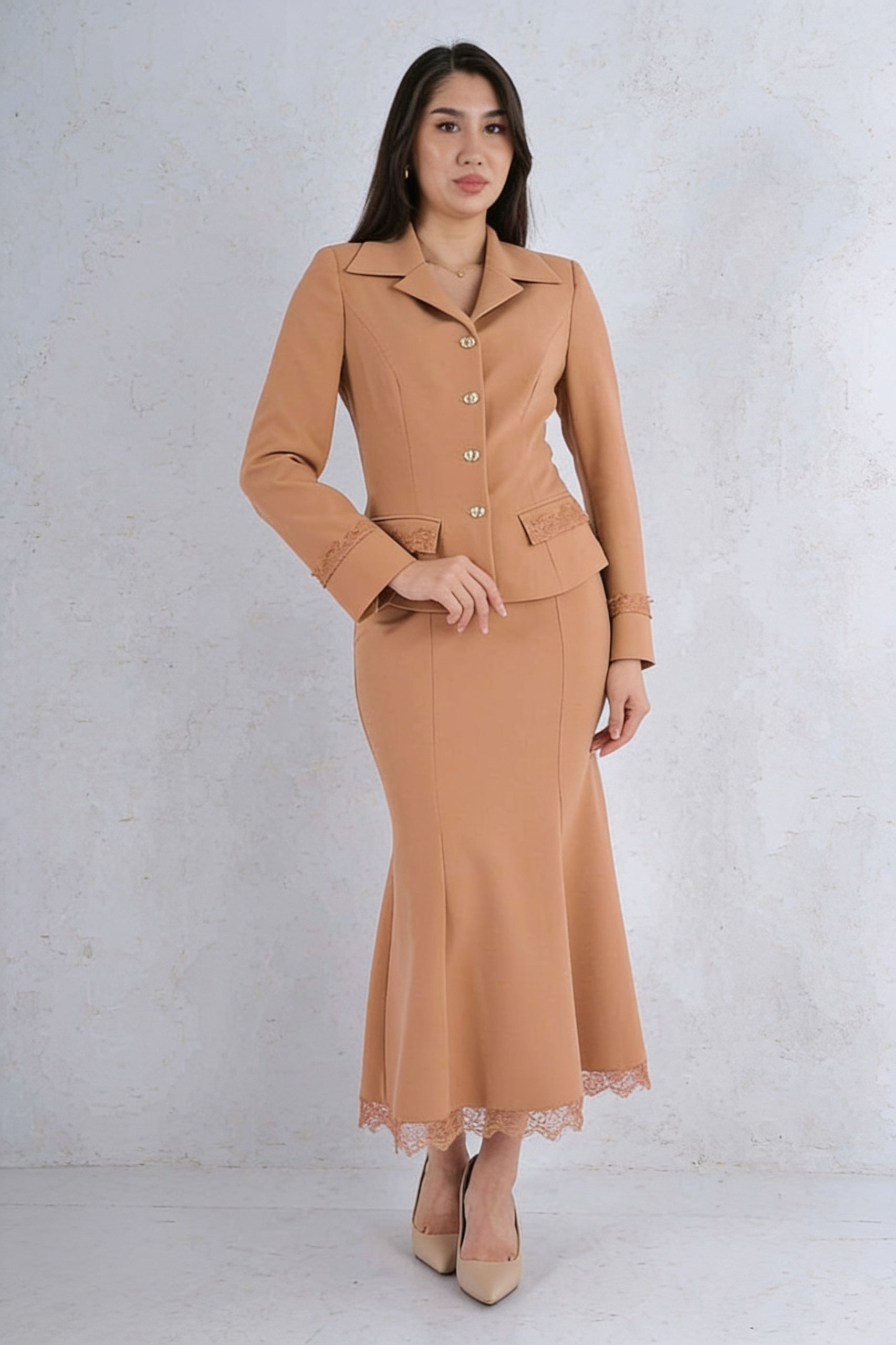 Tailleur 2 pièces blazer col revers boutons dorés jupe longue évasée ourlet dentelle - Camel