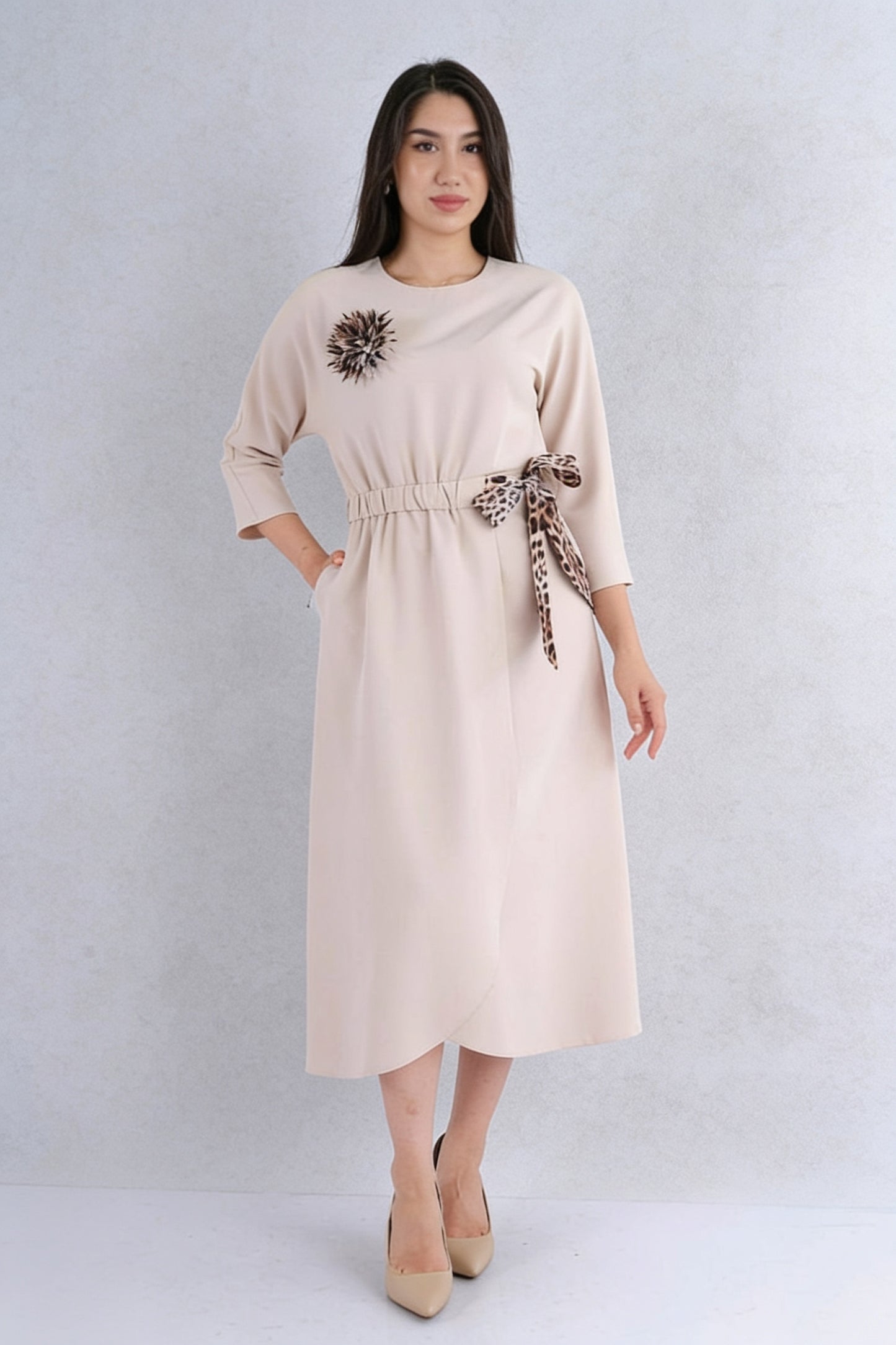 Robe midi col rond manches 3/4 taille froncée foulard léopard broche fleur - Beige Crème