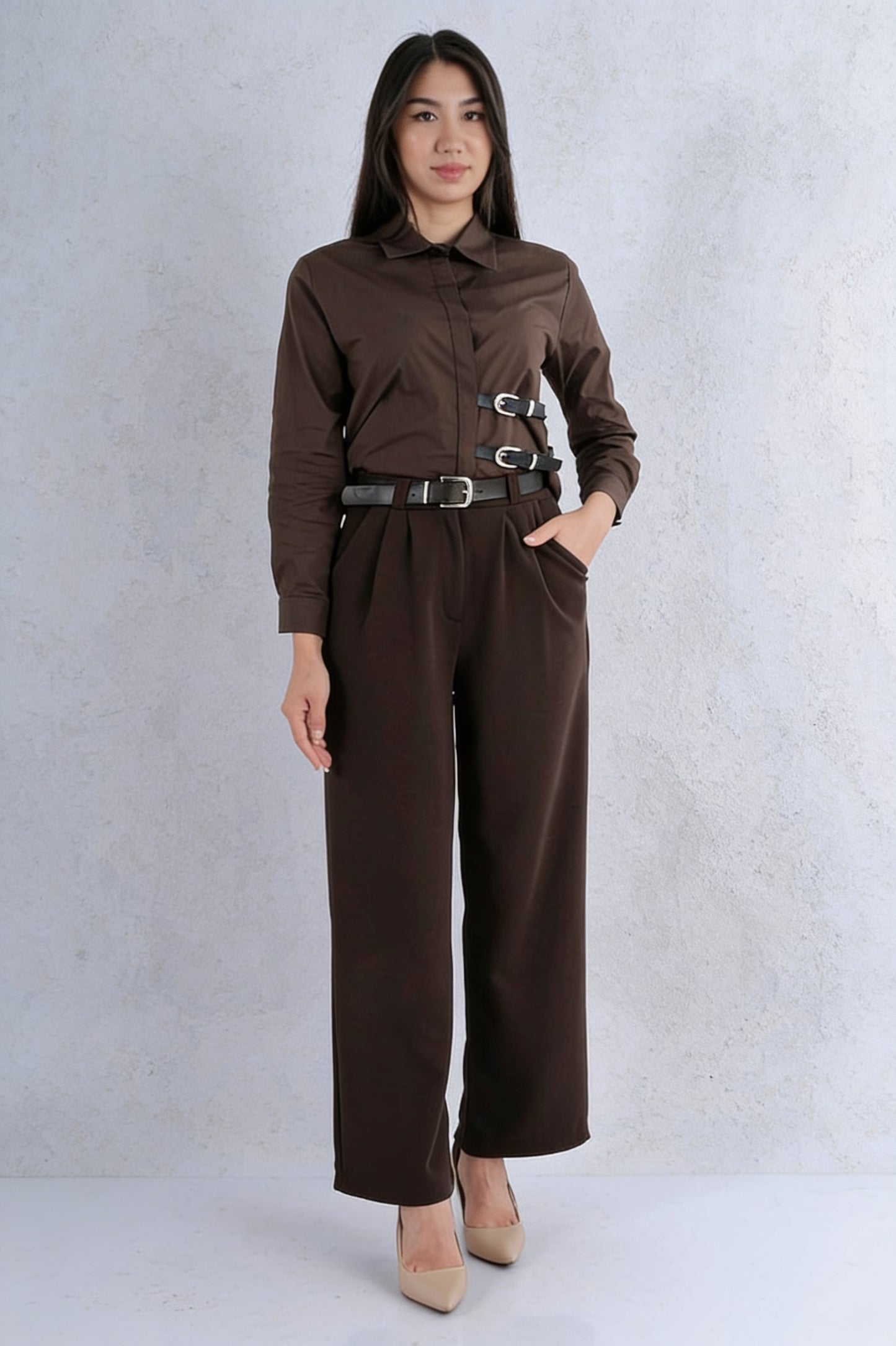 Ensemble 2 pièces chemise col classique pantalon large ceintures multiples boucles argentées - Chocolat vue face
