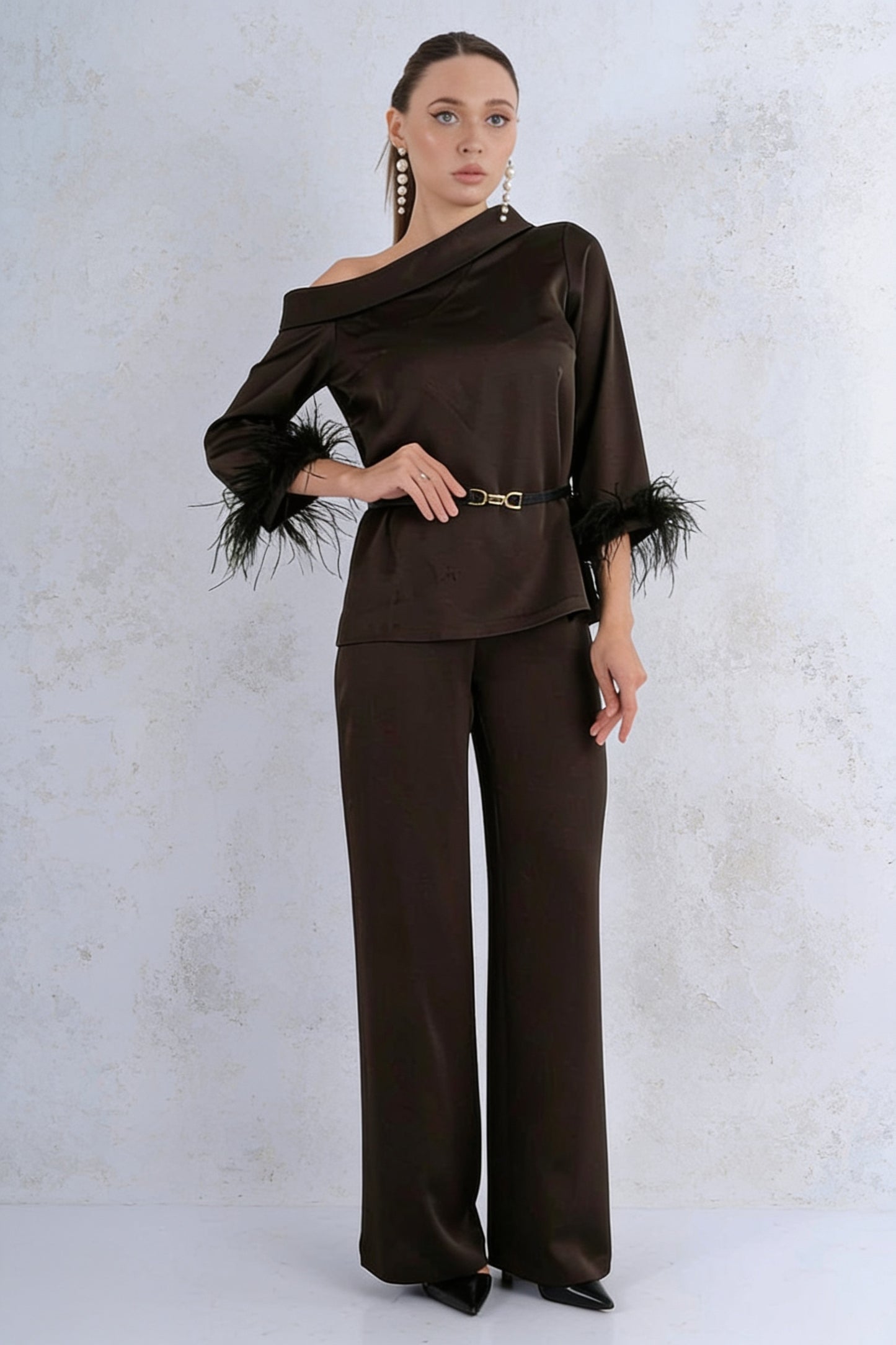 Ensemble 2 Pièces Top Satiné Une Épaule Manches Plumes Noires et Pantalon Large